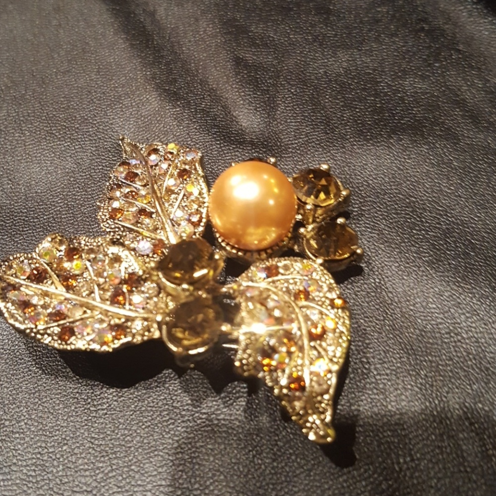 Rhinestone Leaf Brooch - Picture 3 of 4